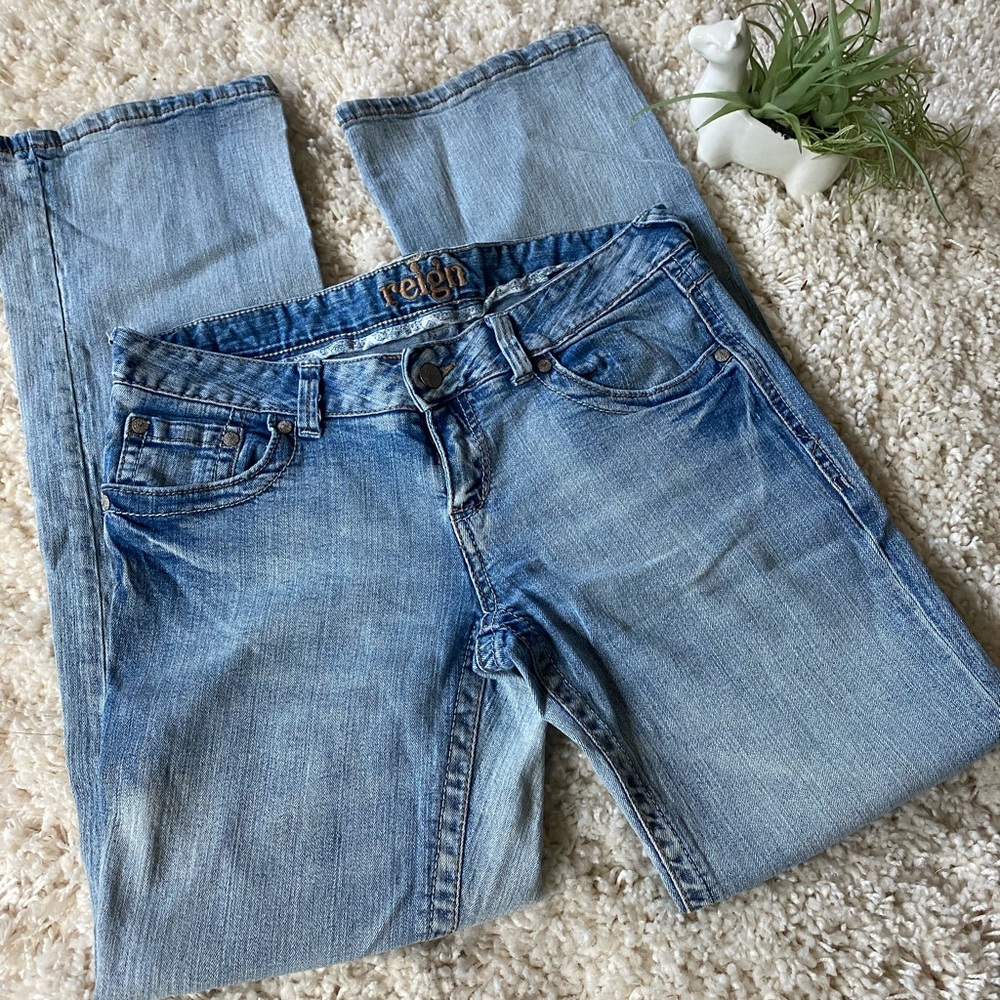 Reign vintage denim cozy blue jeans. Straight leg vintage.